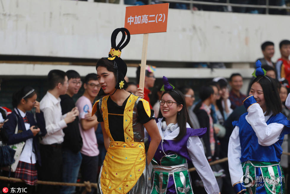 同学们身穿奇装异服亮相运动会开幕式。
