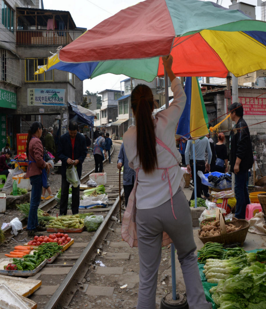 　　遵义“铁路菜市”