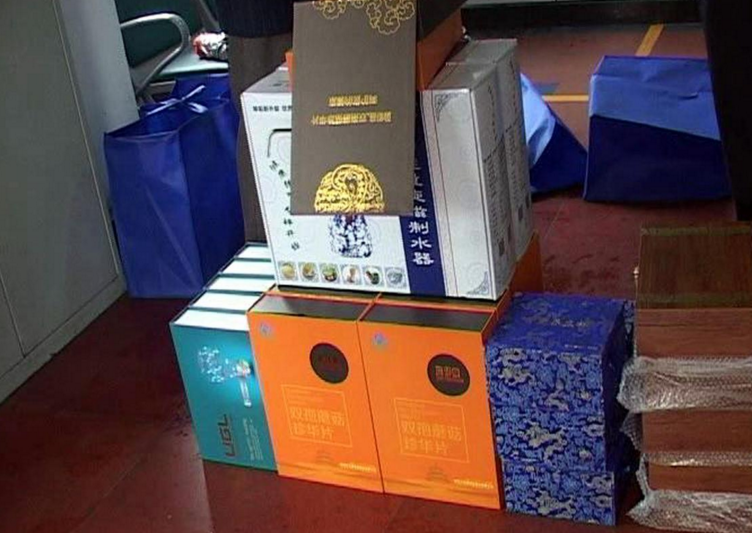 　　经陈先生上网查询，该保健品在官网上只卖128元/盒，而该保健品中心卖给老人的却是420元/盒，当事双方随后被带回派出所做进一步调查处理。