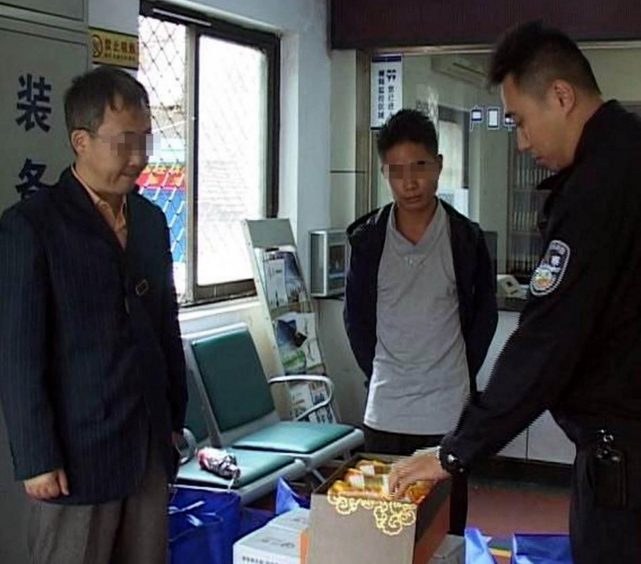 　　在派出所里，民警询问报警人陈先生（左）和上门要钱的推销保健品人员，警方严厉批评了保健品中心工作人员向老人高价推销保健品的行为，指出其虚高标价、夸大宣传已涉嫌欺诈。但鉴于老人属自愿购买，最终经司法调解，双方同意陈某将老人已经服用的药品所值款项付清，剩余还未服用的保健品则原物退还。