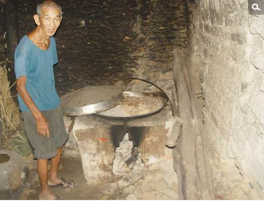 　　160万元巨款在贫穷的小村激起不少波澜，黄家光的一个亲戚找他借钱，说是要12万建房子，还说以后会还，黄家光并没有借。“一开口就是十多万，还说借了会还，这是谎话，我的钱不是天上掉下来的。”“我不会随便把钱花掉。”黄家光说，希望政府帮忙安排住房和找份环卫工作。图为黄家光的父亲在2005年接受采访时告诉记者，家里已无米下锅。