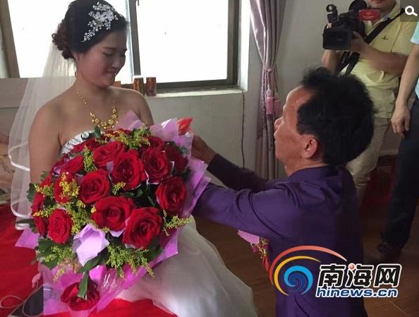 　　据南海网报道，坐了17年冤狱的海口男子黄家光结婚了。10月24日，黄家光与海口女子杜文举行婚礼，步入幸福的婚姻。据了解，黄家光的妻子比他小10几岁，海口长流人。图为黄家光的结婚照。