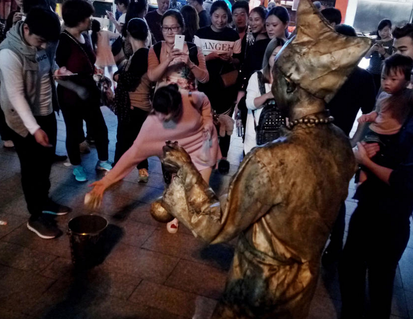 　　新奇的街头行为艺术，以及小伙神情俱佳的表现，让围观路人大大点赞，纷纷“解囊相赞”。
