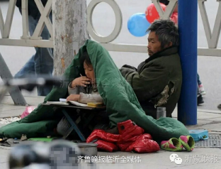 六岁女孩路边裹棉被写作业 场景令人心酸