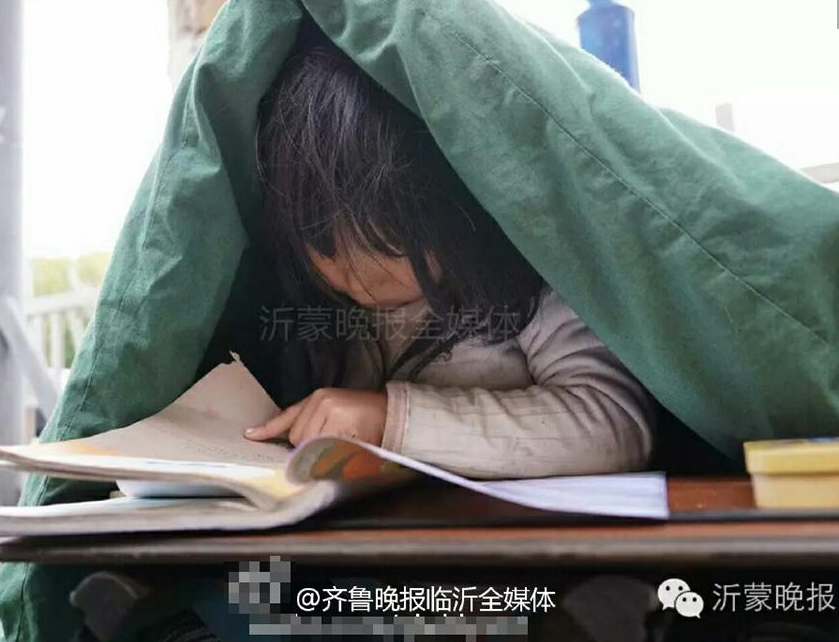 　　季红红平时上学，她说她不喜欢周末，因为要跟家人出来乞讨。但这样的生活也没有阻挡她对知识的渴望。