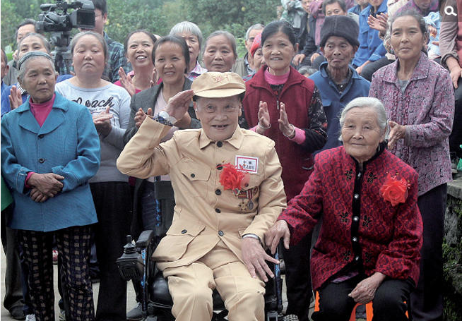 　　昨日（25日）是抗美援朝66周年纪念日，这一天，白发苍苍的老人穿上军装，他要给自己的新娘一场真正的“婚礼”，在众人的帮助下，一场特殊的浪漫婚礼，圆了这位老兵最大的心愿。昨日清晨，忠县双桂镇石宝村，家家户户都起得很早，大伙乐呵呵地，邀约着要到何光英老人家帮忙。