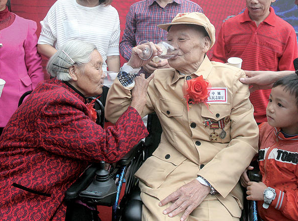 　　古臣坤说，他拖累了老伴一辈子，最大的心愿——就是给她一场婚礼，一场风风光光的婚礼。昨天，在儿孙和当地政府的帮助下，老人圆梦了。