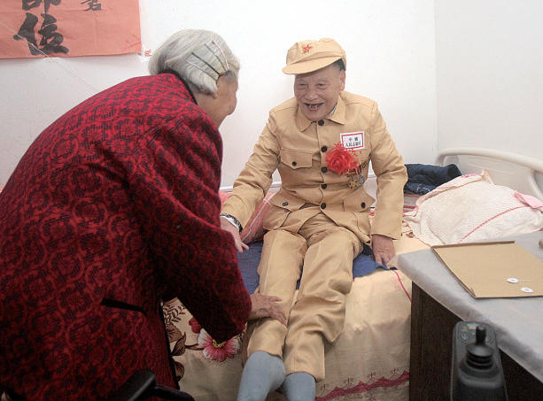 　　“那时年纪小，以为他去几天就回来了。”何光英说，谁也没想到，这一别就是5年。古臣坤走后，何光英陆续收到丈夫的捷报，由于表现突出，古臣坤先后3次荣立三等功，多次受到师团嘉奖。此后几年，何光英也成了古家的“顶梁柱”，干农活、持家务、待客接物样样做得有模有样。