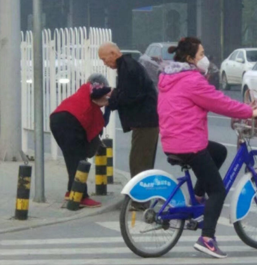 　　北京大兴黄村东大街上的一幕，老奶奶腿脚不太利索，老爷爷就把老奶奶背起来过马路。