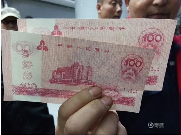 　　接连两名市民在ATM机上取钱，交易成功后，吐出来的却是点钞券，一共7张，这样的事就发生在咸阳。