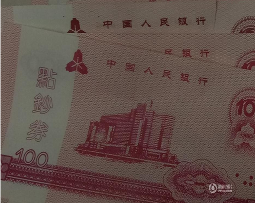 　　就在李先生惊讶的同时，排在他后面的一位李姓老人也遇到了同样的情况。“我取了两次100元，出来了两张点钞券。”记者来到ATM机所属银行。工作人员解释称，这台ATM机前几天出现故障，他们联系厂家进行维修。“厂家的人修好后，用点钞券进行测试，机器的参数有专门为点钞券而设置的程序，所以可以吐出来，能交易成功。”该工作人员说，ATM机修好后，厂方人员没把点钞券拿出来就通知他们修好了。