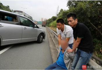 深圳警方在高速截停毒贩 场面似大片