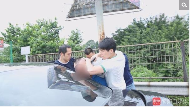 　　经带回派出所进一步审讯，嫌疑人名为翁某某（男，49岁，广东陆丰人），其对自己贩卖毒品的犯罪事实供认不讳。目前，翁某某已被宝安公安分局上南派出所依法刑事拘留。