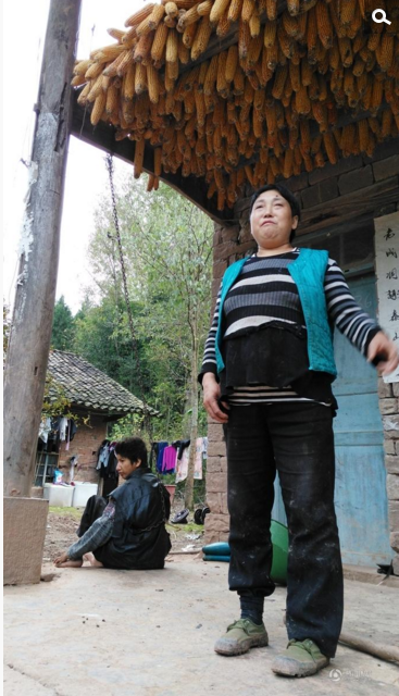 　　景远春的妻子介绍，绑的是女儿景红菊，从小就得了病，家里也没钱替她医治，生活无法自理，已经26岁了。拴她也是逼不得已，因为太穷了，这是没有办法的办法，邻居都说她能活到现在已是不易的事。家里窗子等东西都被景红菊弄烂了，亲戚朋友送的衣服穿在她身上也被一件件撕烂。怕她到处跑无人照应出事，父母平时忙于农活只好用一根铁链晴天将她锁在院坝街沿上，雨天就锁在屋里，他希望女儿能到类似福利院等部门以减轻她受苦。