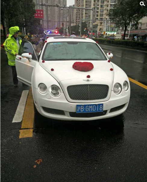 　　民警在跟随过程中，使用警用PDA查询车辆信息，发现登记车辆为灰色，明显不是眼前的白色跑车，随即将婚车车队拦停后，询问驾驶员车辆来源。