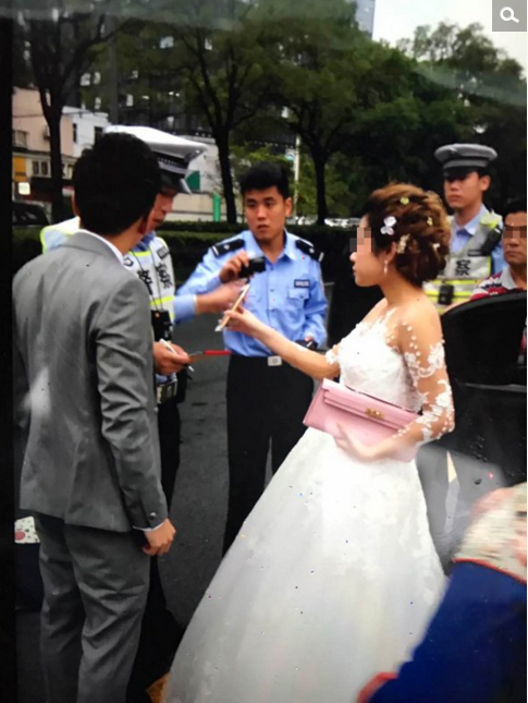 　　当随车的新娘新郎得知婚车涉嫌套牌后，随即表示支持民警工作，打车离去。