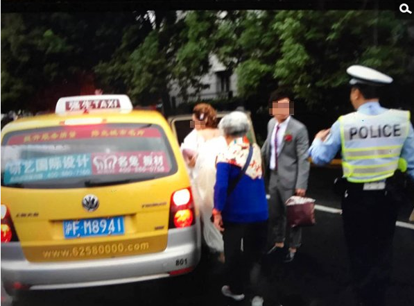 　　目前，该车已被暂扣、驾驶人曹某也被移交虹口交警部门。曹某面临记24分、罚款并拘留的处罚。