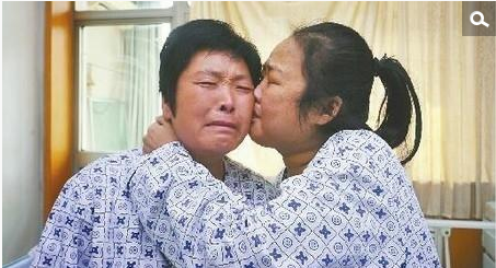 　　被查出肝衰竭时，女儿李敏已经怀有40多天的身孕，更是加重了肝脏的负担。因为孕妇无法手术，为了接受移植，9月26日，李敏忍痛把孩子拿掉。9月28日早上7点，卢风菊与李敏同时进了手术室，经过十几个小时的紧张手术，卢风菊将近一半的肝脏，成功移植入李敏体内。“最终捐献572g，将近半个肝脏。”刘军说，多捐献出的一百多克肝脏，会帮助李敏更快地恢复。