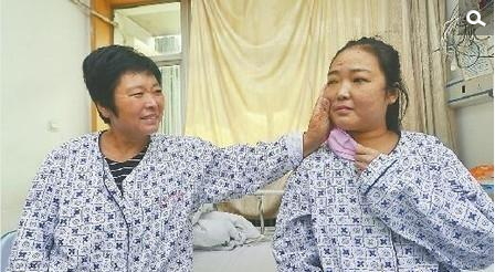 　　“以前都是看到别人的经历，从没想到这种事也会发生在自己身上，母亲给了我第二次生命。”25日，在山东省立医院肝胆移植病房，李敏准备与母亲卢风菊同时出院。“现在就希望我能尽快恢复健康，以后更好地孝顺他们。”李敏说。