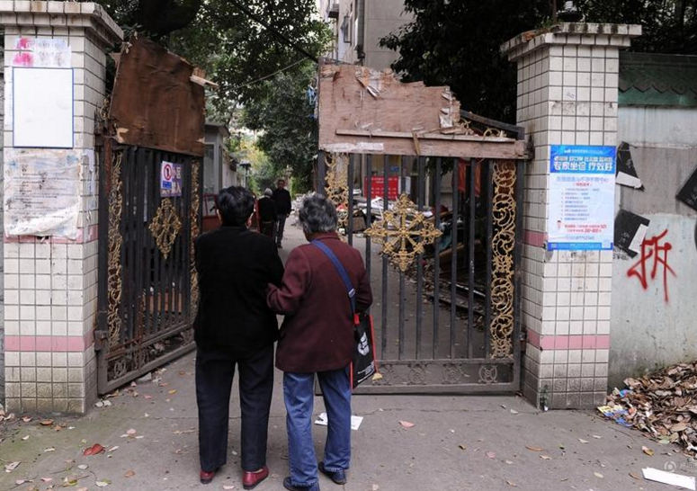 　　“我们家3口人，住着20多平方米的单间，挤得很。”家住人民北路二段北站西三巷的刘阿姨，在三层红砖房住了30余年，“住房条件差，还有不少老鼠、蟑螂，后来儿子娶了媳妇，房子不够住，只有租房子。”和她一样，83岁的杨敬书大爷，虽然住的不是红砖房，但住房条件也不好。“我们家4口人，1986年搬进了北站西一路6号，一直住到今天。房子约50平方米，以前倒还好，只有点小问题。现在年纪大了，我每天爬5层楼梯，很费力。”