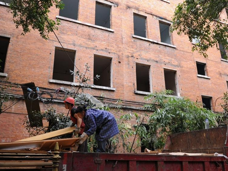 　　记者了解到，该项目区域内房屋大多数建于上世纪五六十年代，多为成都铁路局职工宿舍。房屋基础设施老化、配套落后，安全隐患等问题突出。“条件差的，只有公共厕所，楼道搭炉灶；条件好点的，消防、安全也跟不上，偷盗现象不少。”片区住户李先生说，居民们希望能告别棚户区，期盼改造圆安居梦。