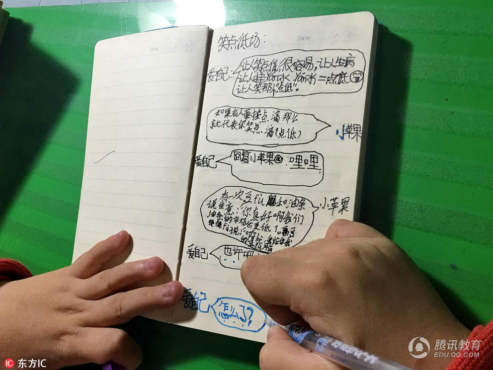 2016年10月27日，浙江嘉兴，一名9岁的3年级小学生手绘微信“聊天”的照片被其母亲发到微信朋友圈后，引发热议。记者随后采访这位母亲了解到，孩子以前是有一部手机并注册了微信的，双休和同学偶尔微信上聊聊，问些作业问题，但手机一直控制很严格，孩子也曾发过脾气。26日晚，母亲看到孩子进书房后，发现她没有做作业，于是进去发现孩子在本子上手绘微信聊天对话，时不时还笑出声来，她索性拍了一张并以“现在小朋友真会玩”为题发到朋友圈，没有想到引起朋友的热议和转发。