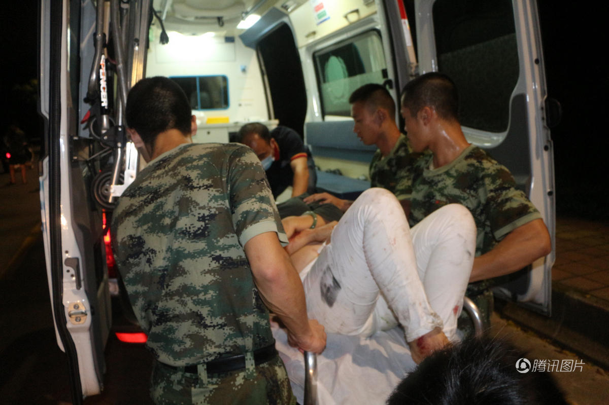 官兵们简单包扎并呼叫120急救车前来救援，随后合力将其抬上救护车。经过医务人员检查，事故造成该女子全身20余处骨折，内出血。目前，女子正在医院救治。