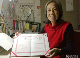 励志！奶奶75岁高龄还在忙自考上本科