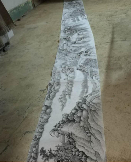 　　她向记者展示了她耗时一个月临摹的七米长卷水墨画，是金陵八大家龚贤的千岩万壑图。她给自己临摹的画设计的款识是“自在堂主”，她认为这就是自己的生活状态。