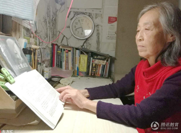　　刘若南老人的家，只有15个平米的小家布置非常简单。走进老人家中，迎面是一张书桌，桌子上有一台老式的收音机，各种各样的书籍占据了大部分桌面，大词典、辞海、古代汉语词典、朗文当代英语大辞典等等。她的一双眼睛目前还能达到1.0的标准视力。老人以前只有高中学历，退休前在中巴车上做售票员，一直比较繁忙。退休之后，老人有了时间，就特别想去学习。于是，她去参加了老年大学，学习美术技艺，这一上就是四年。2011年，她开始参加自学考试，2015年6月，她终于拿到了大专文凭。现在的目标是本科。