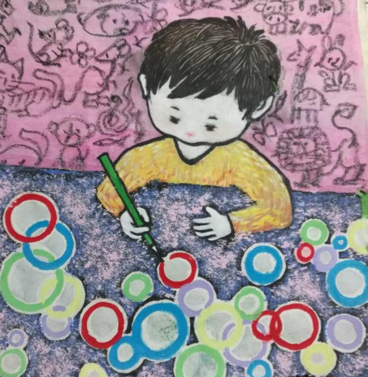 　　她给记者讲了她创作的一幅孩子在画圆圈的儿童画的故事，曾经有一个孩子跟她学习画画，但是这个孩子非要让她手把手的教他画，这让她感觉没有意义，为了鼓励孩子自己创作，她就告诉这个孩子不能让老师替你画，你如果不会画，可以先画圆圈，直到画好为止，谁知道这个孩子就真的天天画圆圈，她感觉自己的话语耽误了孩子，于是就慢慢地引导孩子画了一幅其他的画作，然后告诉大家，他不光会画圆圈，还会画出更美妙的画，这让孩子的信心大增。这件事一直萦绕在老人心中，自己就创作了这么一幅“画圆圈的孩子”。