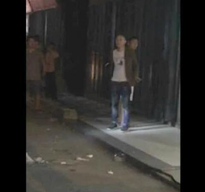 　　长乐警方介绍，江田三溪村金店黄金首饰被盗后，警方立即成立专案组，全力开展案件侦破工作。专案组民警通过调阅海量监控视频和摸排走访，最终锁定犯罪嫌疑人陈某有重大作案嫌疑。陈某，今年35岁，是长乐江田镇人，但专案组民警在案件侦破过程中，发现陈某在案发后早已逃往省外。民警随即循线追踪，先后辗转广东、贵州、重庆、四川等省的多个地市，最终在陈某的31岁女友林某的四川中江县老家发现其踪迹。图为长乐警方连夜押解犯罪嫌疑人指认犯罪现场。