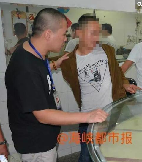 　　10月25日早上，民警发现陈某驾驶一部摩托车载着女友从村口驶来，民警立即尾随其后，并在四川省中江县回龙镇一驾校附近拦截抓获陈某和林某，从两人身上搜出被盗的部分黄金首饰，缴获涉案销赃款8万元。经连夜审讯，陈某对9月20日在江田镇三溪村盗窃金饰的犯罪事实供认不讳，并交代剩余金器被掩埋在长乐市江田镇烟台村一防护林里。
