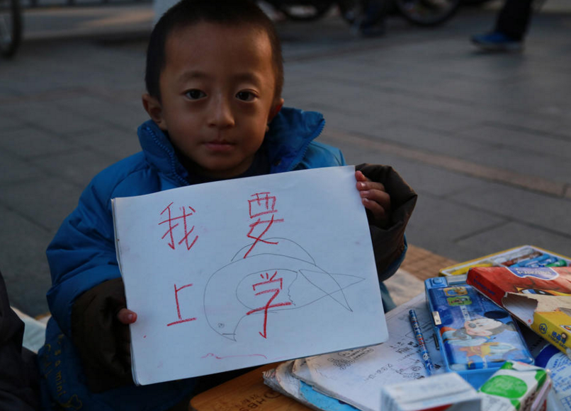 　　山东省济南市天气逐渐变凉，在洪家楼附近一位父亲与孩子坐在冰冷的地上，父亲拿着一本破旧的书教孩子读书写字，据了解父亲患有瓷娃娃病，孩子也患有瓷娃娃病。因为患病的关系，没有学校接收孩子，但孩子很渴望走进学校与同龄孩子一样读书学习，常常在本子上写着“我要上学“的汉字。一边无奈的父亲看着孩子渴望的眼神只能一边乞讨一边教孩子读书。7岁的孩子在父亲与孩子努力下可以认识近100多个汉字。