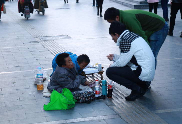 　　常常有路过的大学生过来教孩子学习识字。