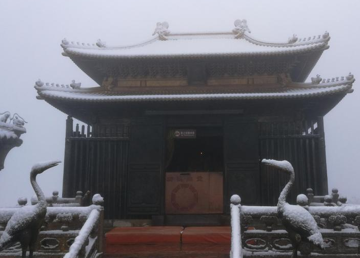　　雪后的武当山金顶银装素裹，分外妖娆。据武当山景区管理人员介绍，从28日下午4时起，武当山海拔1500米处及以上迎来降雪，一直持续至29日上午7时，部分区域积雪达3厘米。武当山是中国著名的道教圣地，金顶位于武当山最高峰——天柱峰的绝顶上。天柱峰海拔1600余米，是武当山的最高胜境。