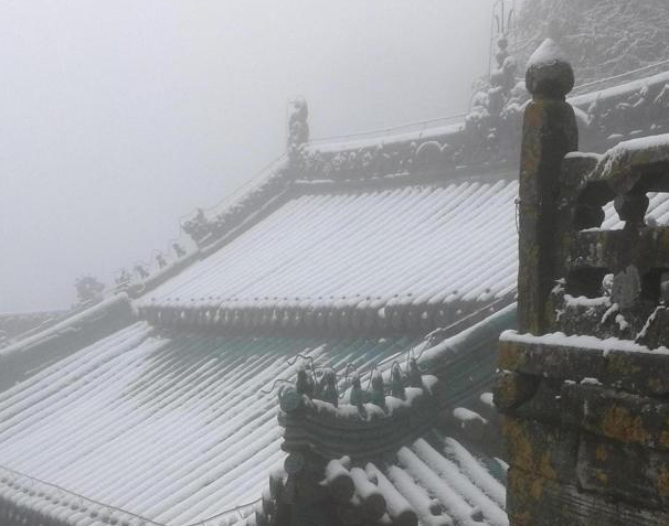 　　雪后的武当山金顶银装素裹，分外妖娆。