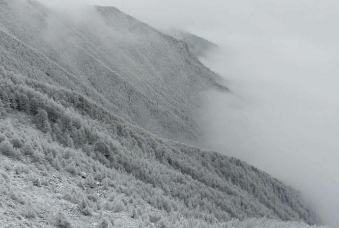 　　受新疆冷空气东移影响，陕西太白山近日迎来一场降雪，树上、路上覆盖了一层薄薄的雪，整个太白山山顶霎时银装素裹，让前来登山的游客惊喜不已。