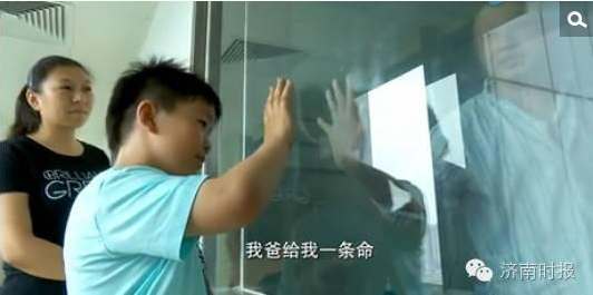　　江苏徐州的曹磊和妻子分别是建筑公司文员和商场营业员，他们有一个8岁的儿子曹胤鹏。