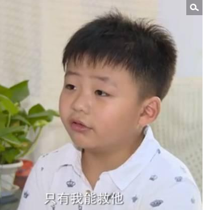 　　为救患白血病的父亲，8岁的他决定为父捐髓。为达捐献要求，他两个月里增重20斤！父亲治病过程中，曾经调皮的他既照顾父亲又安慰母亲，成家的支柱。最终移植手术完成，父亲得救！江苏男孩曹胤鹏被推选为2016最美孝心少年之一！