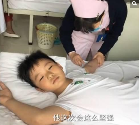 　　然而刚满8岁的曹胤鹏体重还不到90斤，所以为了让自己能尽快救爸爸，8岁的曹胤鹏瞬间变成了小大人。家人和曹胤鹏制定了一套营救计划。