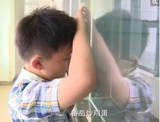 　　出院后的曹胤鹏，也由小毛头变成了小大人。为了鼓励爸爸，学会了自己下厨房。