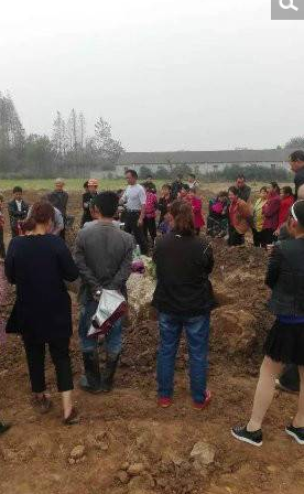 　　专家们在解开女尸最外层衣服后惊奇地发现，女尸胸前压着一张疑似纸钱的物品，具体有何意义还要进一步研究。另外，女尸身上服饰共13件套，包括：丝绸帽1件，其中上衣5件，4件丝绸、一件棉质；下身7件套，其中丝绸长裙2件、棉质长裙1件、丝绸棉裤2件、护膝1套、裹脚布1套、鞋1套。这些服饰大多数保存较好，尤其以一套云纹丝绸上衣及长裤较为珍贵。