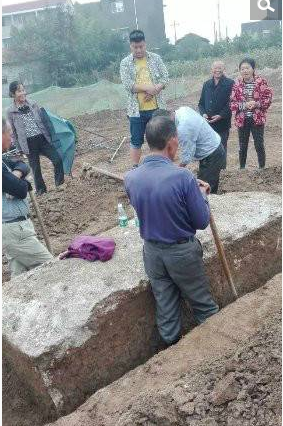 　　为何女尸经过了500年，还会保存地如此完好呢？专家介绍，除了有棺木外厚厚的石灰糯米浆保护外，还在棺木底下发现的中草药和红枣。石首市文物局副局长、博物馆副馆长彭涛表示，这对研究南方，尤其是鄂南地区明代的丧葬习俗、明代服饰、葬式有很珍贵的意义。