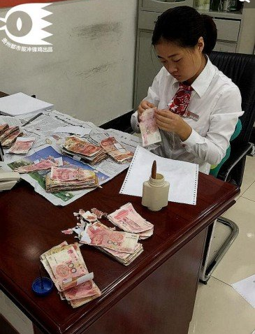 　　近日，张良因急需用钱，便趁家中无人，将放在暗格内的钱全部取了出来。然而，令他吃惊的是，这些钱已经全部发霉腐烂。
