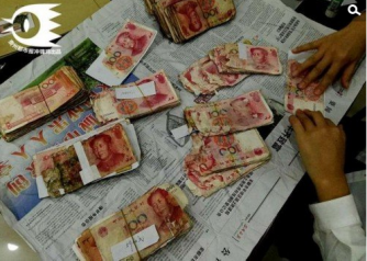 老人7万元积蓄藏墙里 受潮成“钱渣”