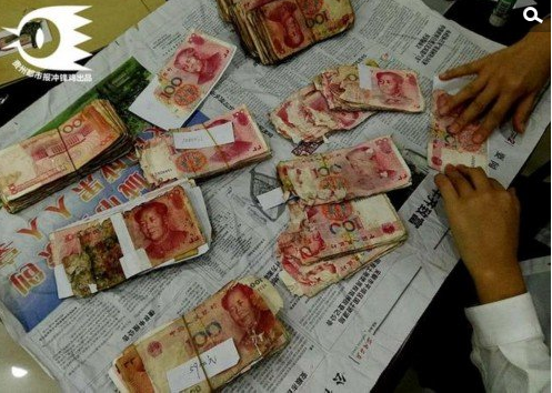 　　张良(化名)今年70岁，家住在安顺开发区一村寨内。他是一名农民，平时十分节省。3年前，他将一生的积蓄，都存放在了家中的墙壁暗格，后来再也没有去动过。当时他先用报纸包好，外面再套上塑料袋。他自称这笔钱有7万余元，但具体金额是多少，他自己也记不清了。
