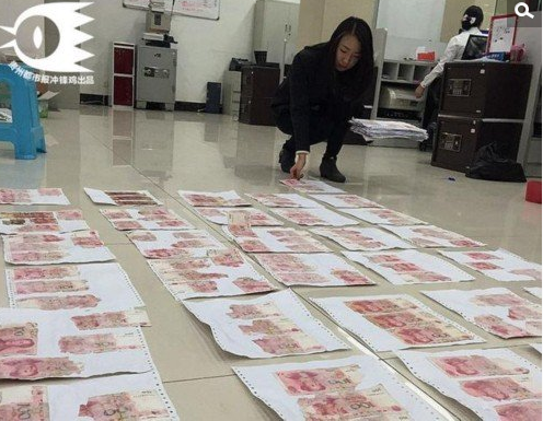 　　贵州银行安顺分行工作人员王蒙回忆说，老人将钱带到银行，打开塑料袋时，冲出一大股刺鼻的霉味。根据经验来看，这些钱至少已受潮一年以上。“第一次见到这种情况。”王蒙称，以前，他们也遇到过市民前来兑换残币，但金额都较少，且受损程度也不大。