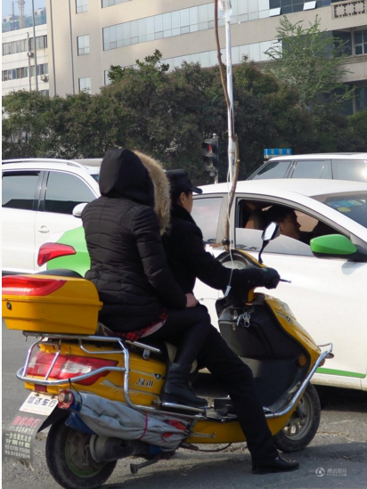 　　2016年11月02日，河南省郑州市，郑州花园路现奇葩输液病人。一名男子骑电动车带着一名妇女在飞速中打针输液，电动车把前高高竖起的木棍上绷着医用吊瓶。