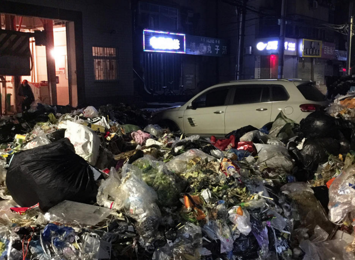 　　11月2日凌晨，因轿车周围堆积垃圾太多，轿车根本无法动弹，在经过3个多小时协调后，轿车车主最终花费1100元钱，雇来一辆工程铲车推开一条道，才得以脱身。